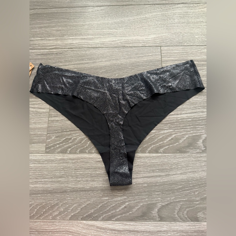 SKIMS Free Cut Thong Onyx Foil - Picture 2 of 4